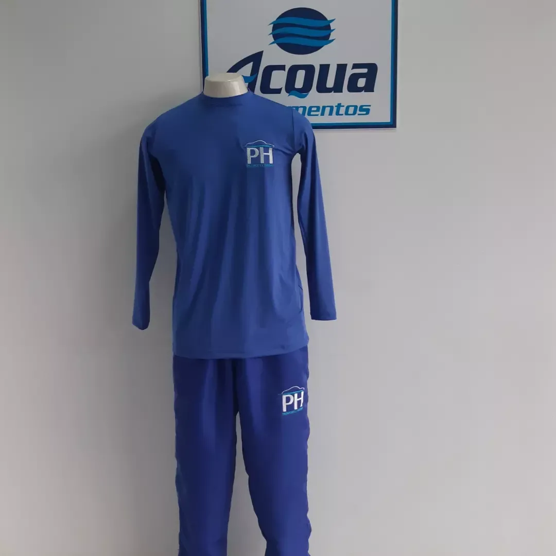 Manequim com uniforme escolar azul de manga longa e calça confeccionado pela Acqua Fardamentos
